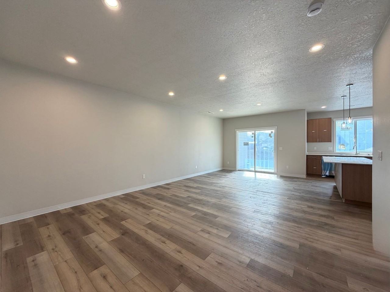 182 W College St - Photo 3 of 12