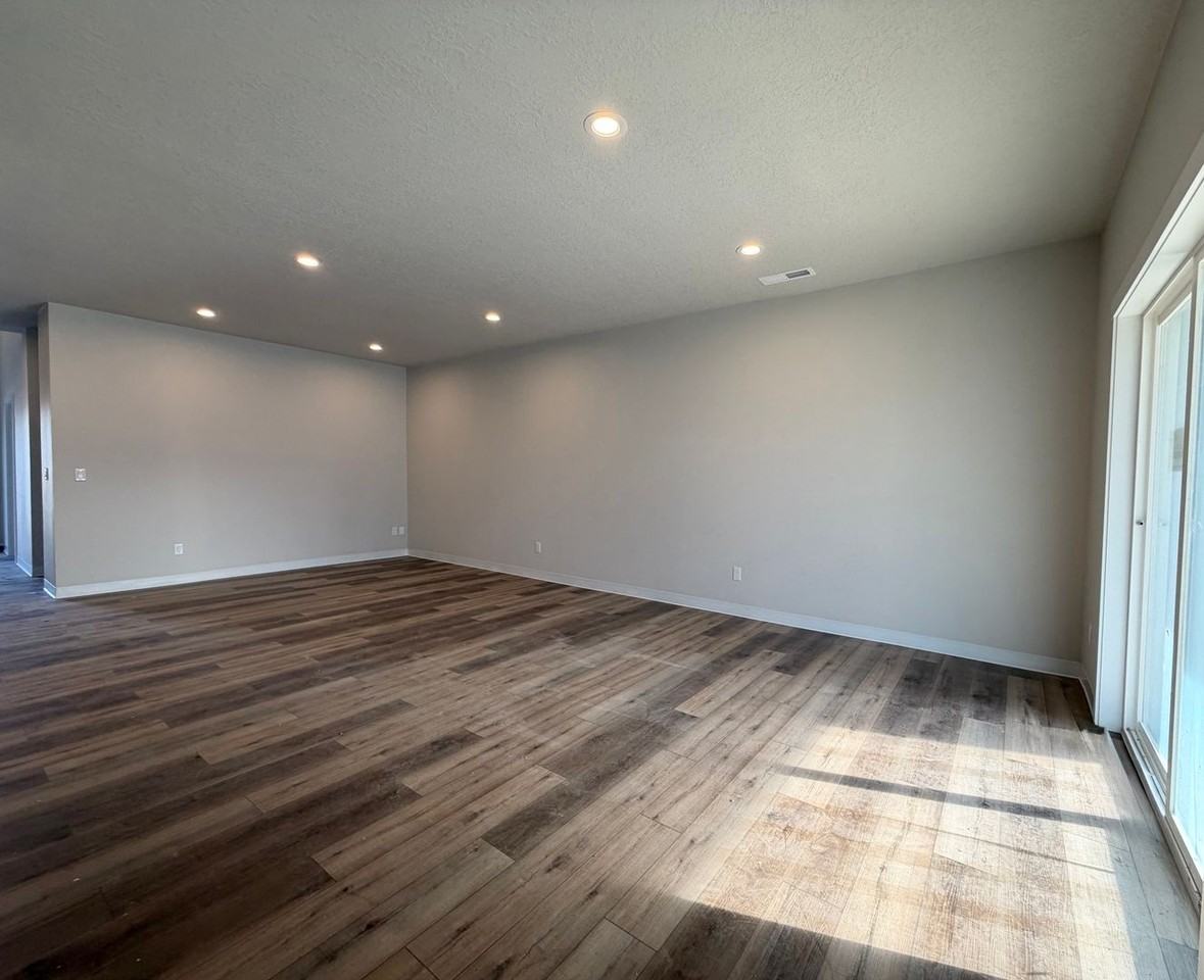 180 W College St - Photo 4 of 12