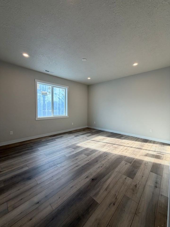 180 W College St - Photo 6 of 12