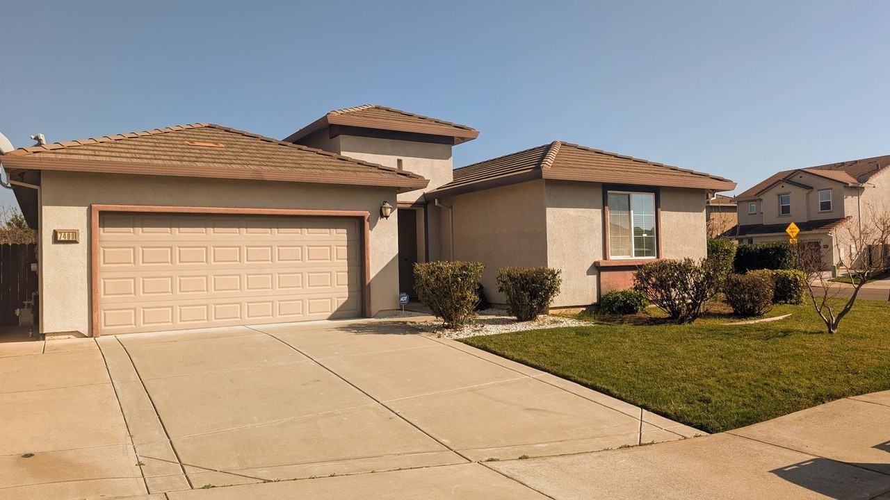 7499 Diamond Ranch Dr - Photo 2 of 27