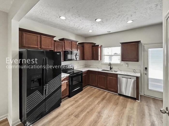 1522 Sprucedale Dr - Photo 3 of 33