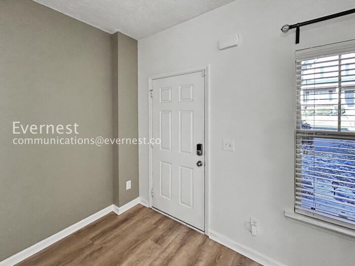 1522 Sprucedale Dr - Photo 5 of 33