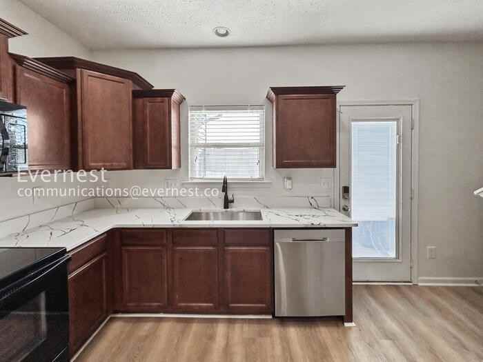 1522 Sprucedale Dr - Photo 4 of 33