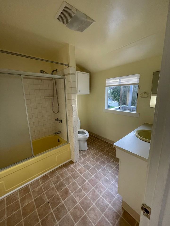 181 1/2 Tennis Way - Photo 7 of 17