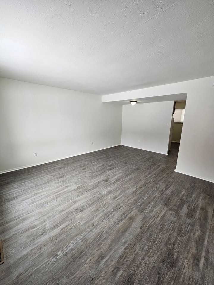 111 E Sprague Rd - Photo 5 of 16