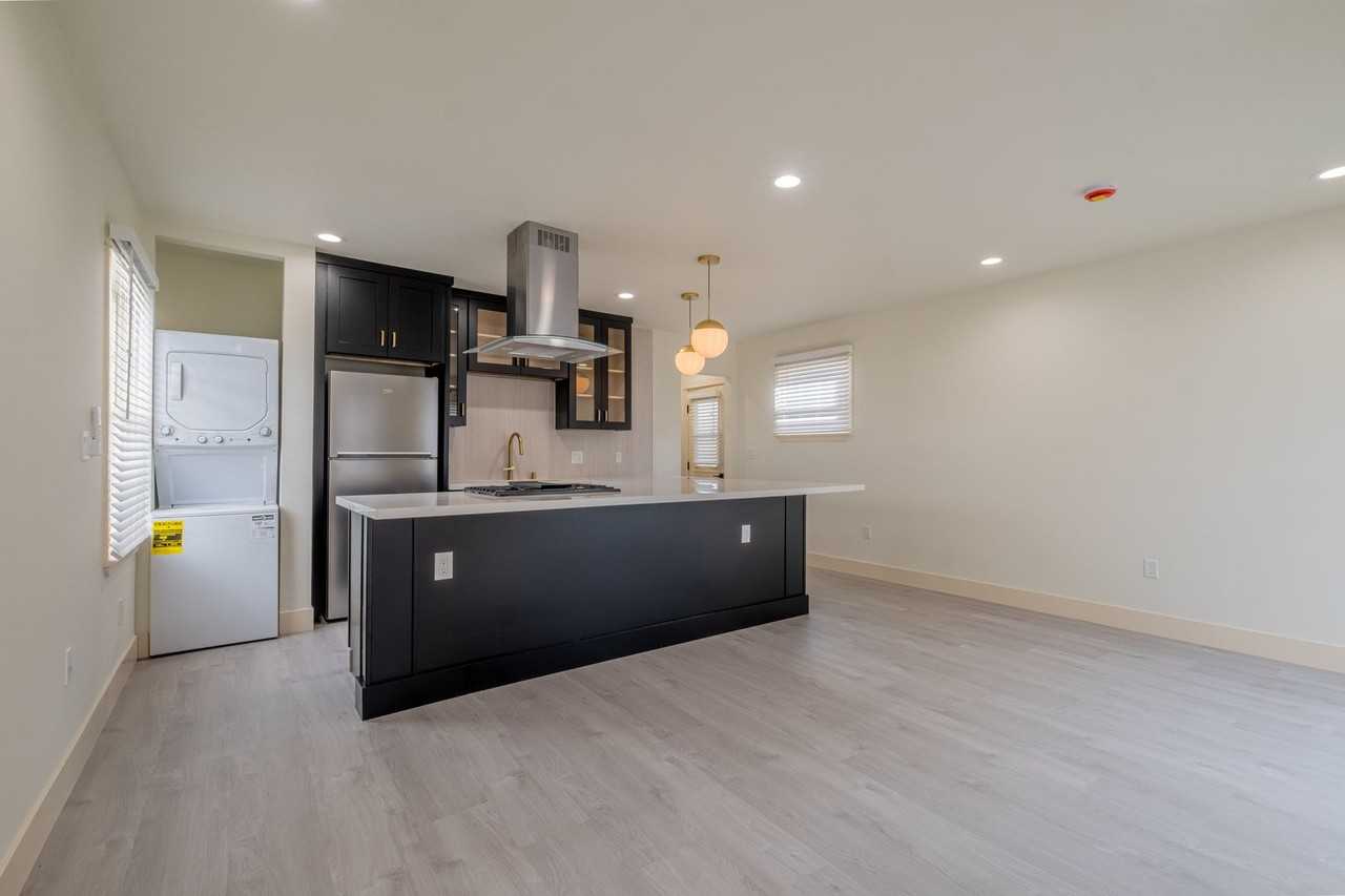 216 N Catalina Ave - Photo 5 of 22