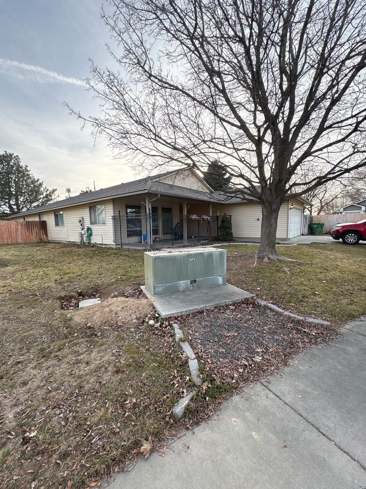 E. Oakcrest - Photo 2 of 9