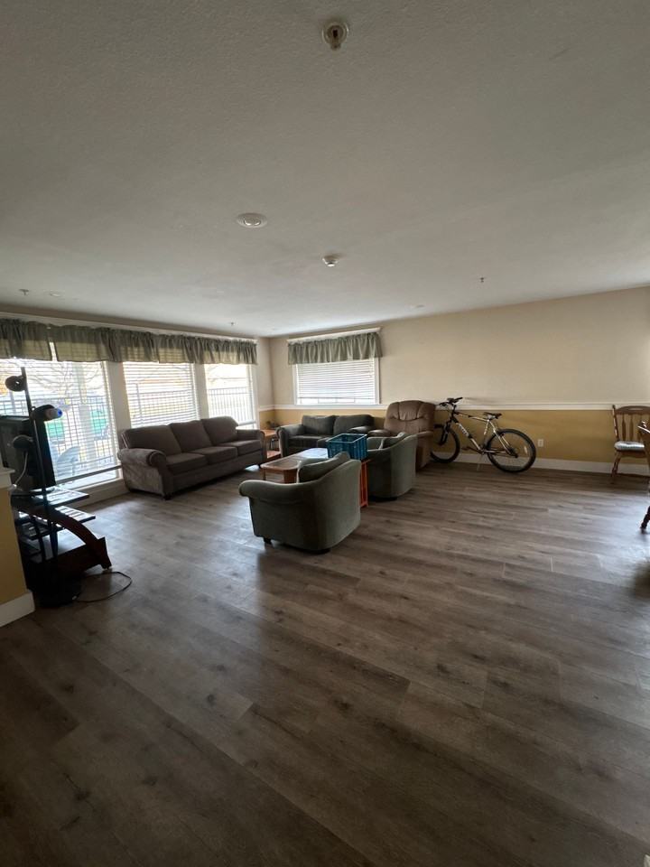 E. Oakcrest - Photo 3 of 9