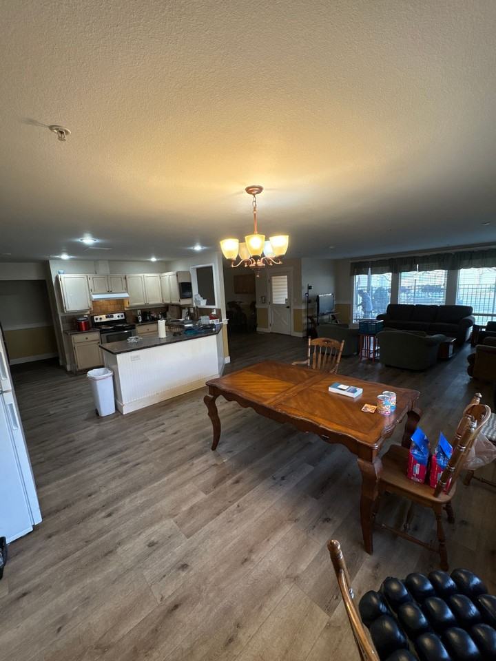 E. Oakcrest - Photo 4 of 9