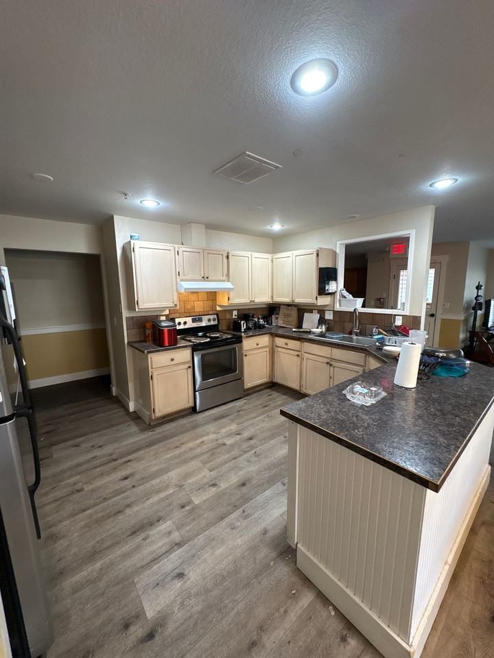 E. Oakcrest - Photo 6 of 9