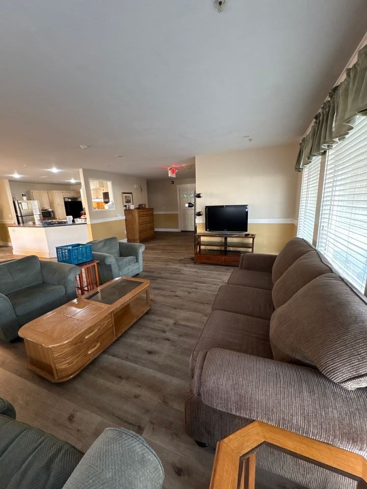 E. Oakcrest - Photo 7 of 9