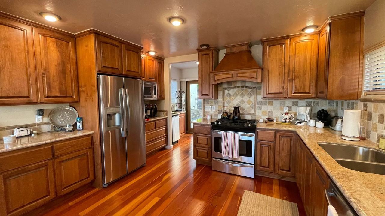 551 Bay St - Photo 6 of 17