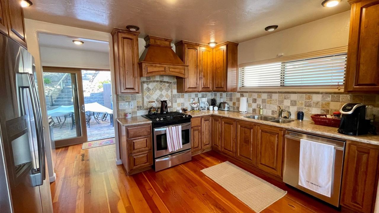 551 Bay St - Photo 7 of 17