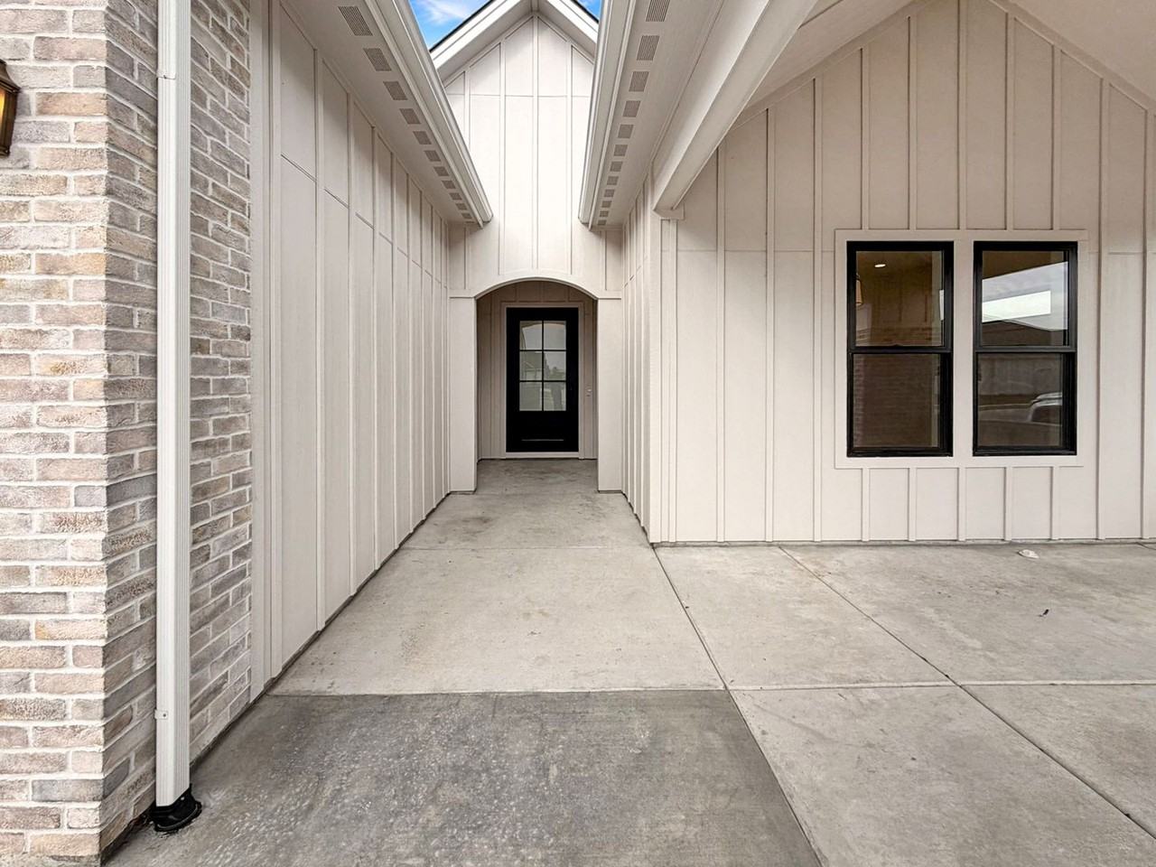 3468 W Retreat St - Photo 2 of 30