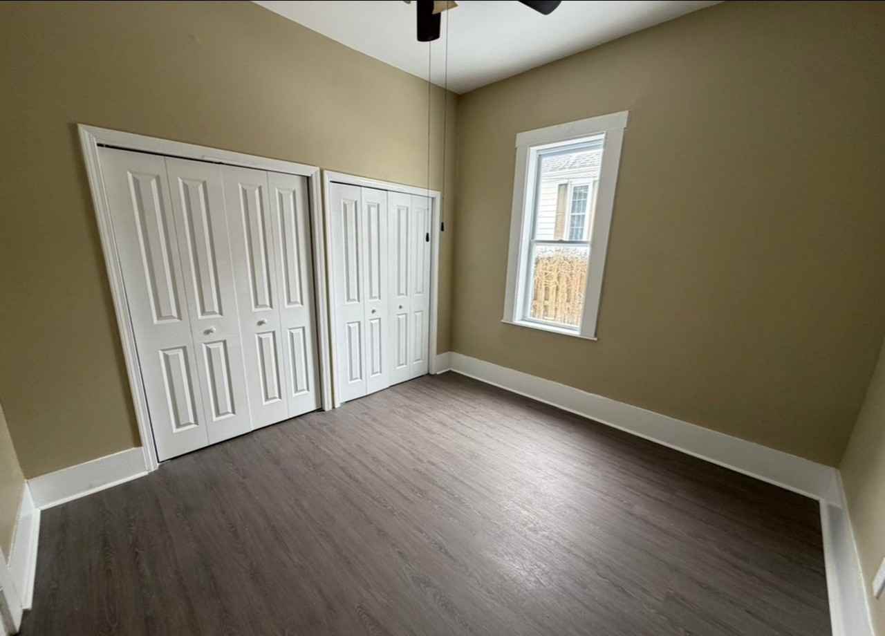 202 W 10th St - Photo 3 of 5