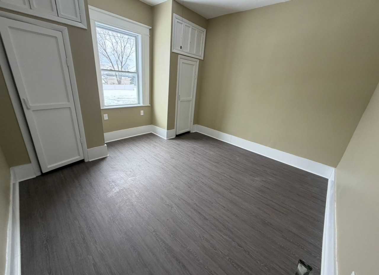 202 W 10th St - Photo 4 of 5