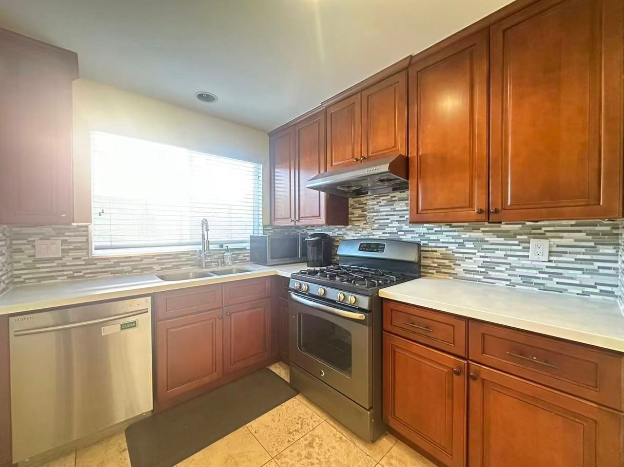 58 S Altadena Dr - Photo 4 of 14