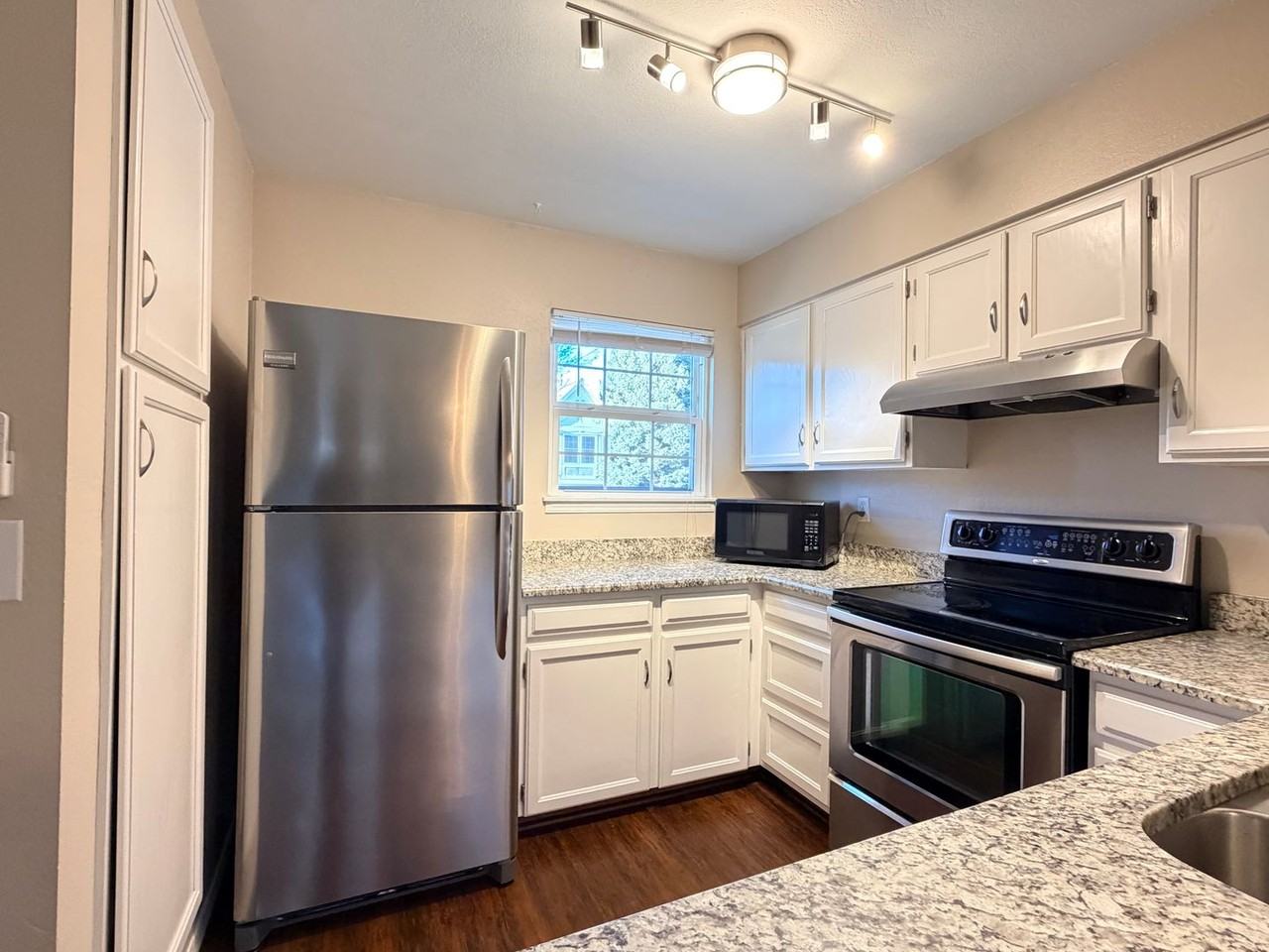 2502 E Nichols Cir - Photo 6 of 26