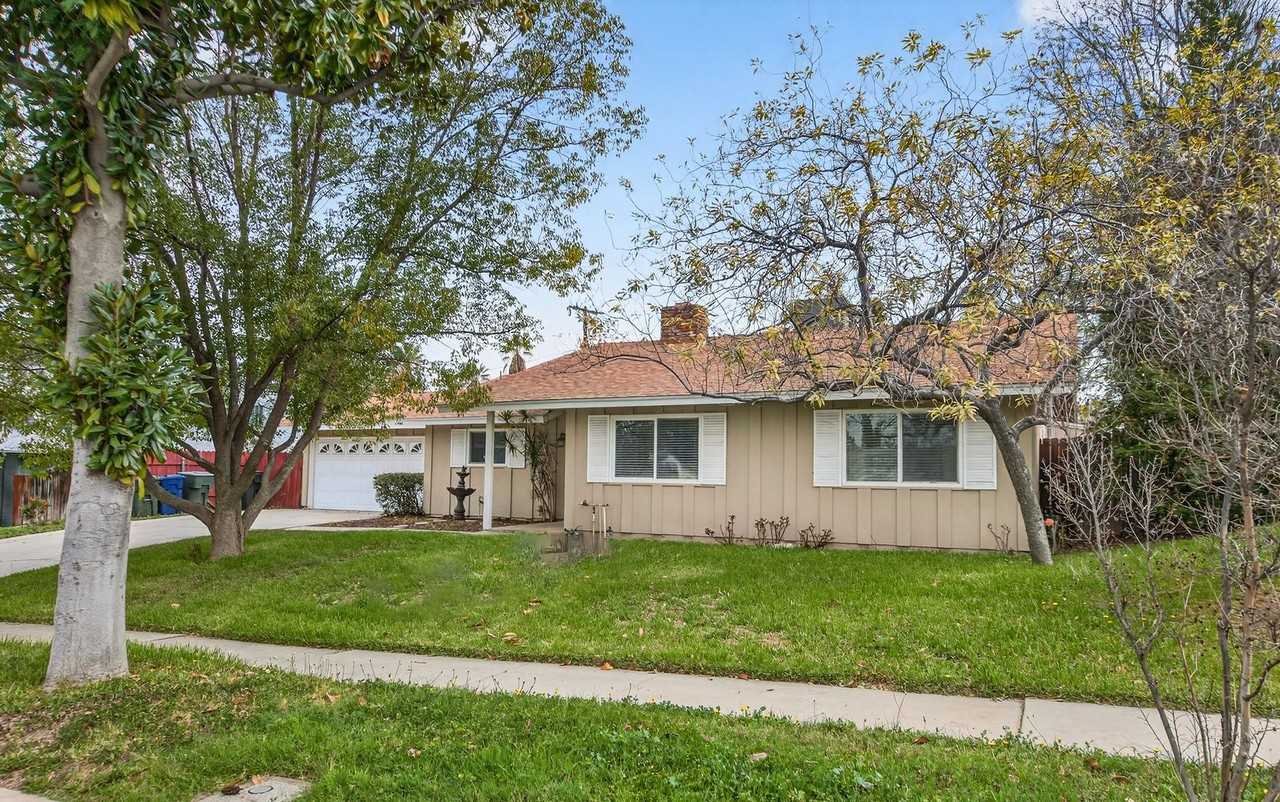 825 Banyan Dr - Photo 2 of 25