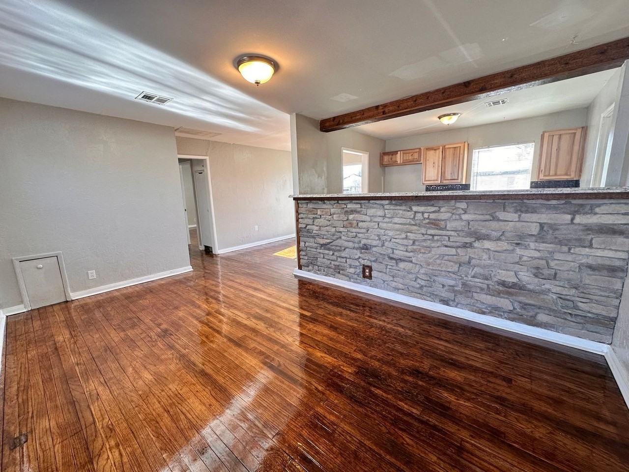 312 Bolton Pl - Photo 3 of 16