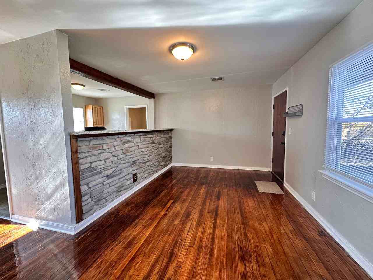 312 Bolton Pl - Photo 4 of 16