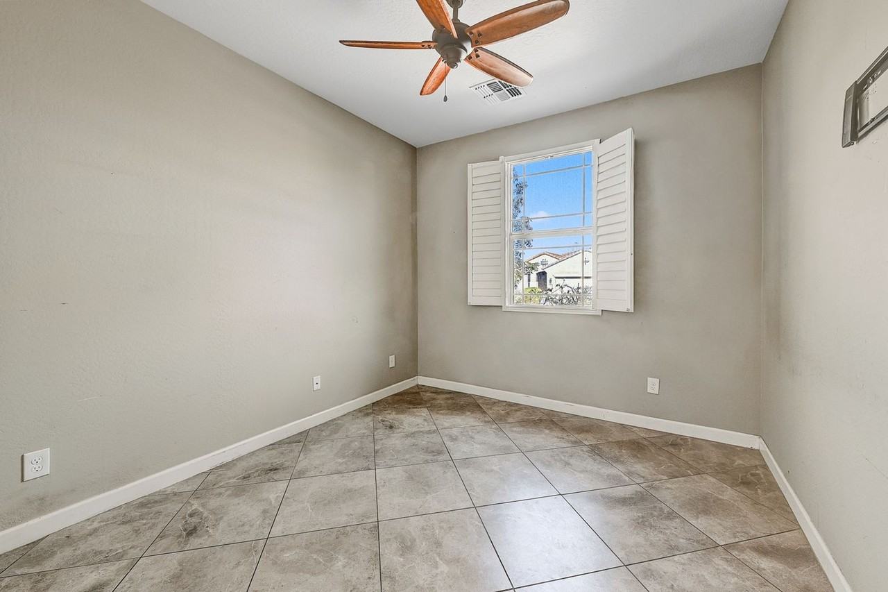 3631 E Sophie Ln - Photo 3 of 40