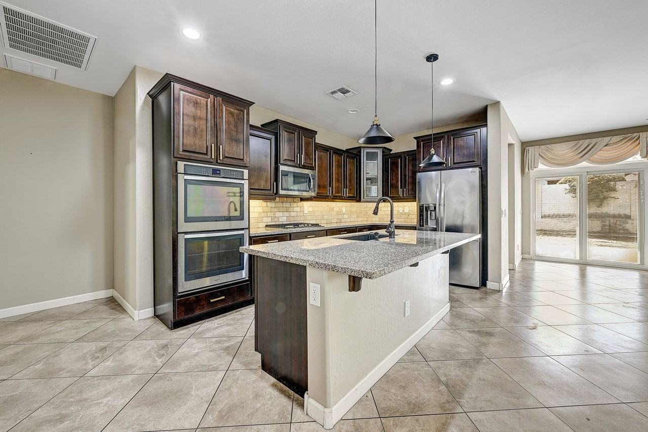 3631 E Sophie Ln - Photo 7 of 40