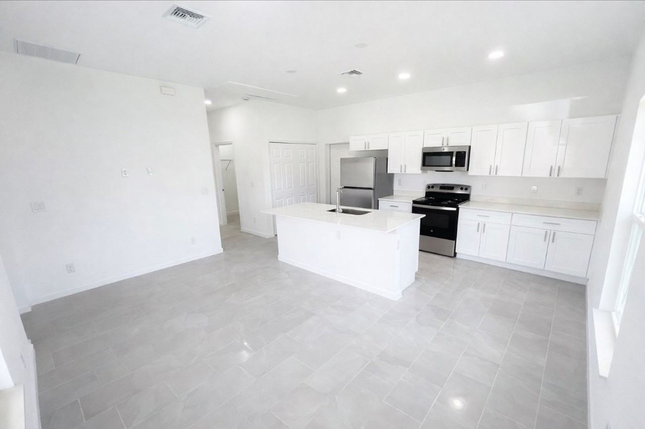 6018 Karen Ave N - Photo 3 of 14