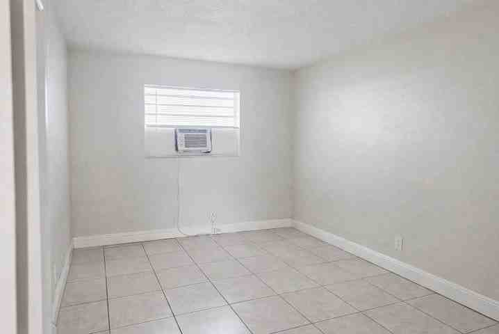 420 Se 22nd St ##2 - Photo 2 of 6