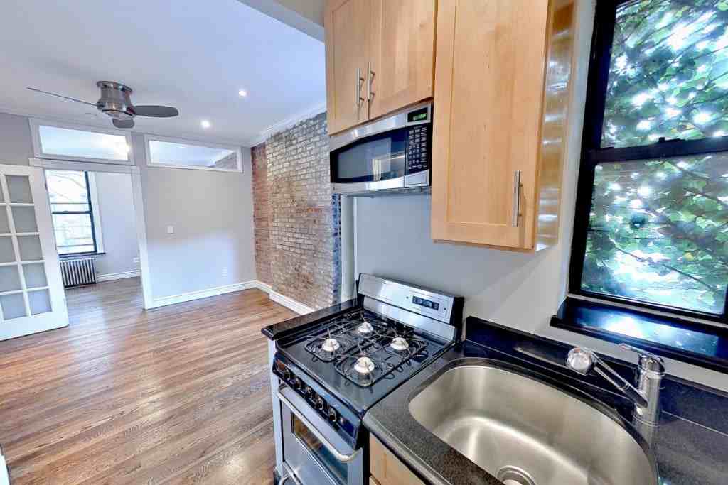 Barrow St #3C - Photo 3 of 4