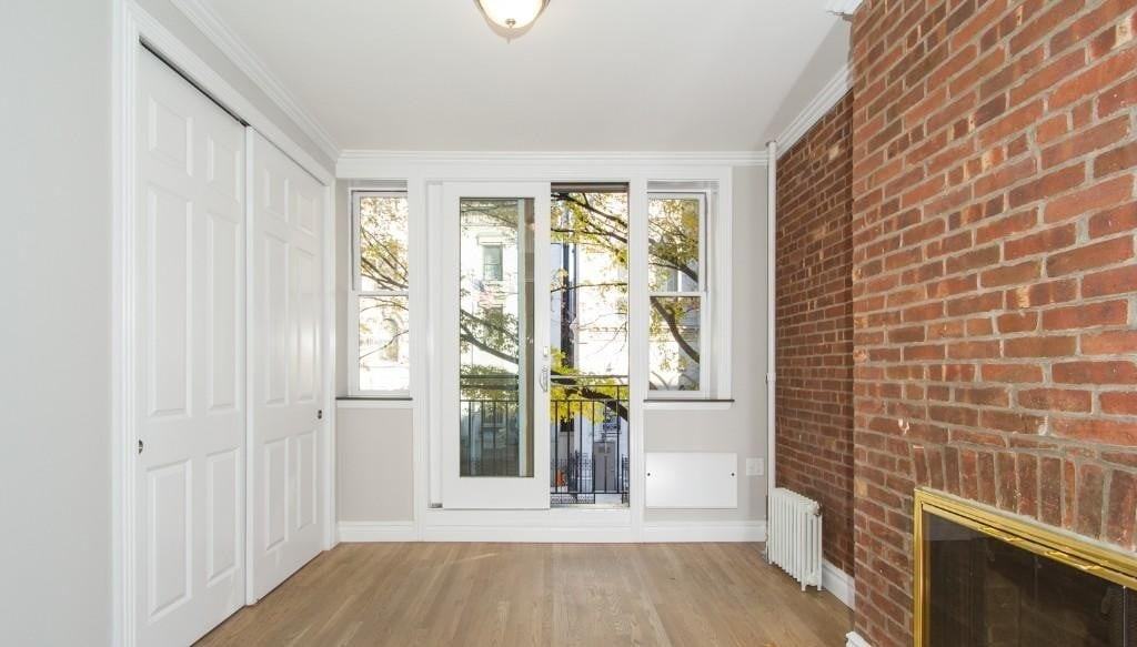 E 7th St #4 - Photo 2 of 4