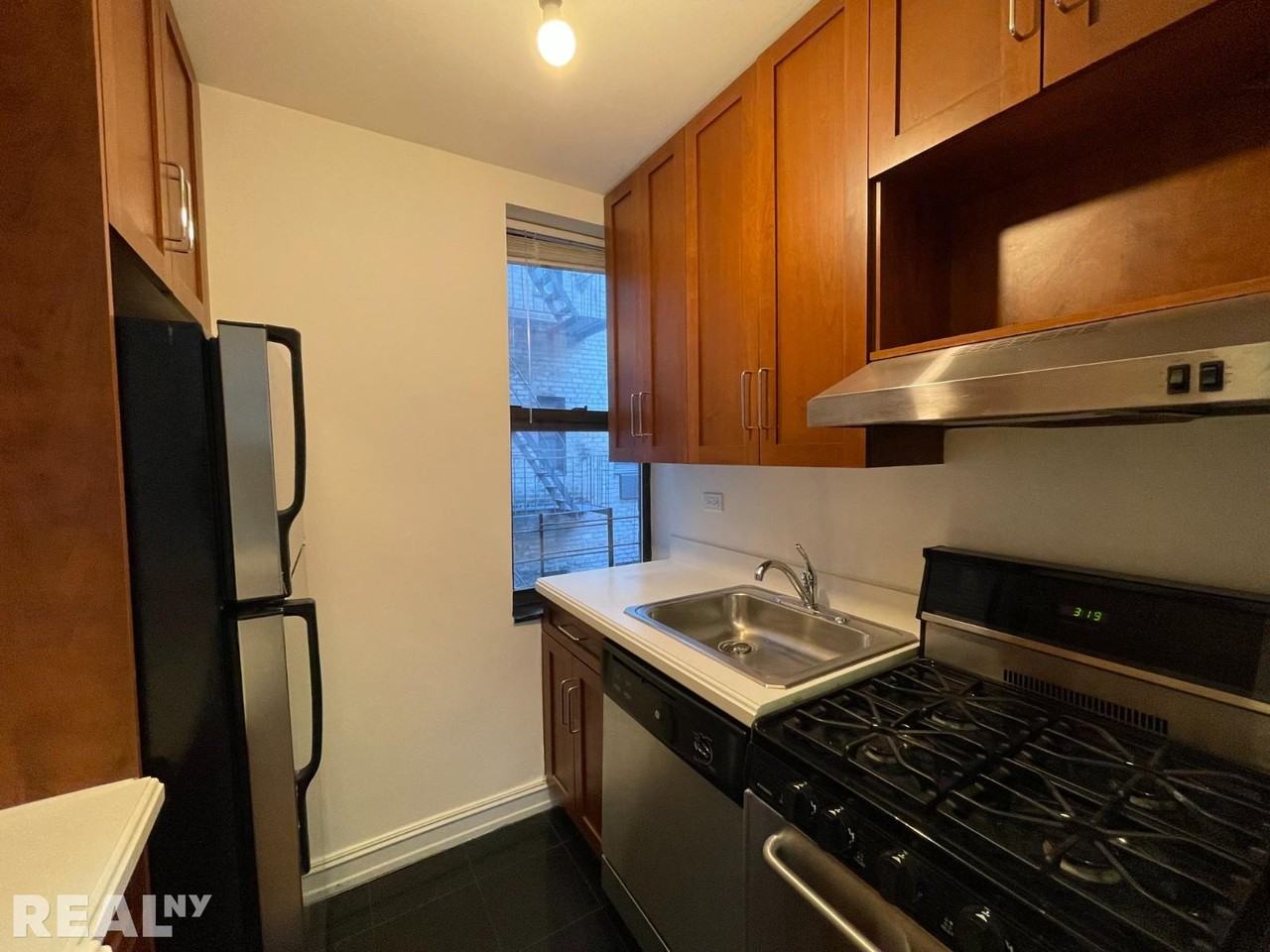 235 E 46th St #4G - Photo 4 of 8