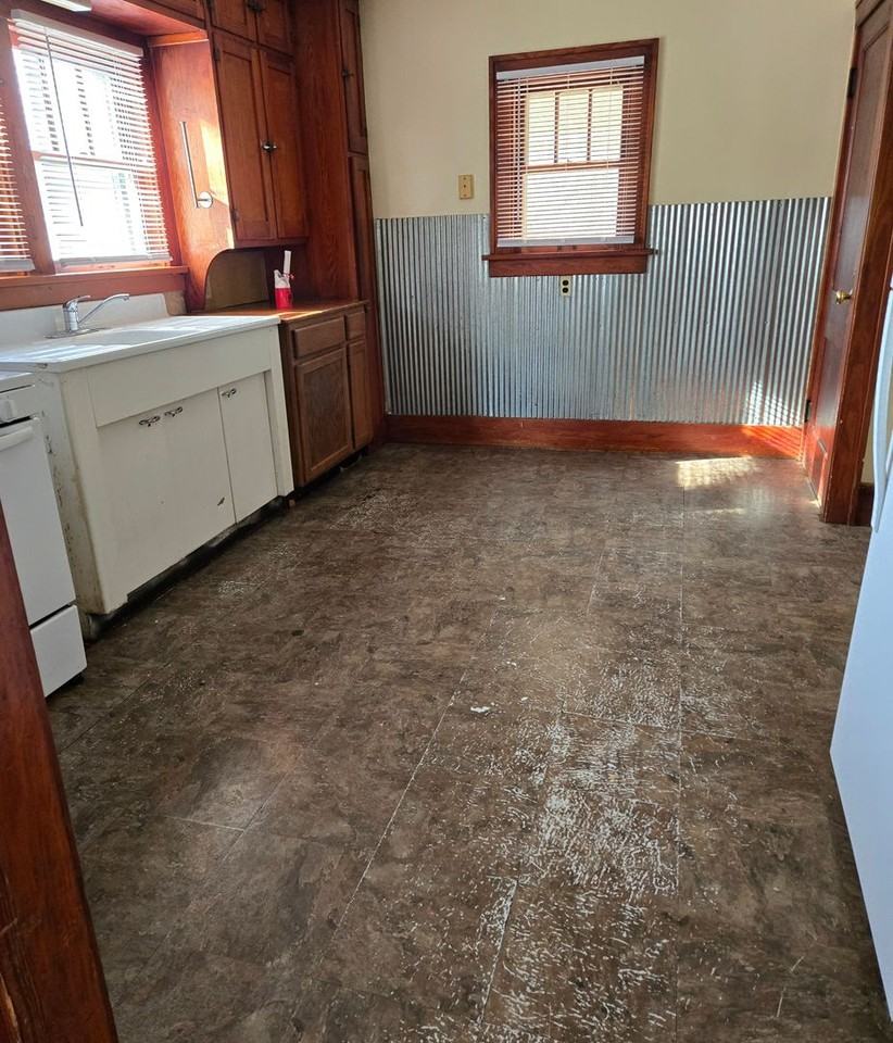 1829 Norman Ave - Photo 4 of 12