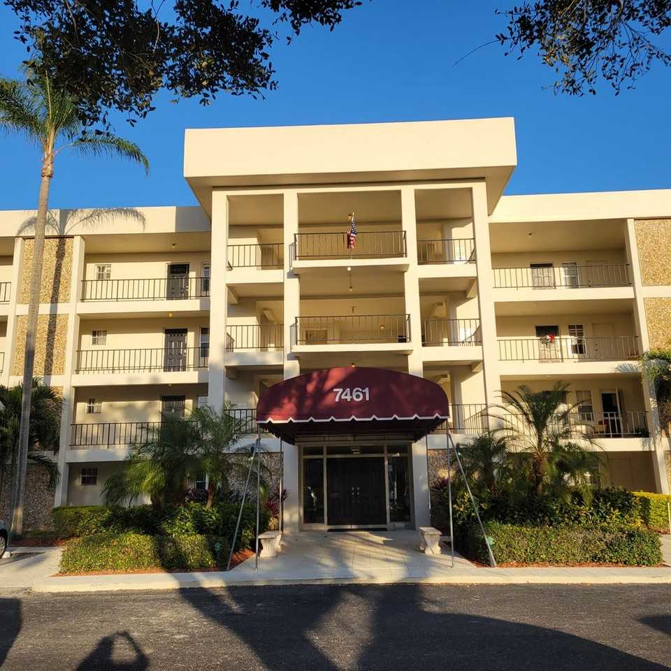 7461 W Country Club Dr N #108