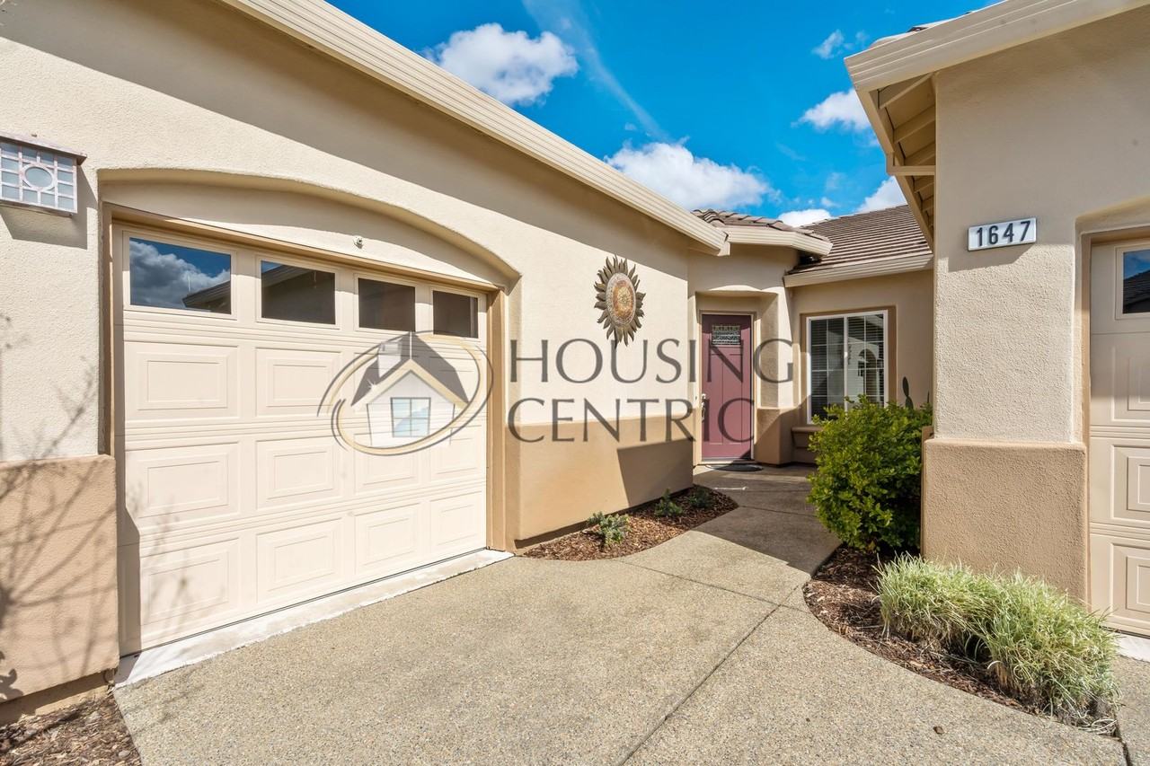 1647 Daunting Dr - Photo 2 of 50