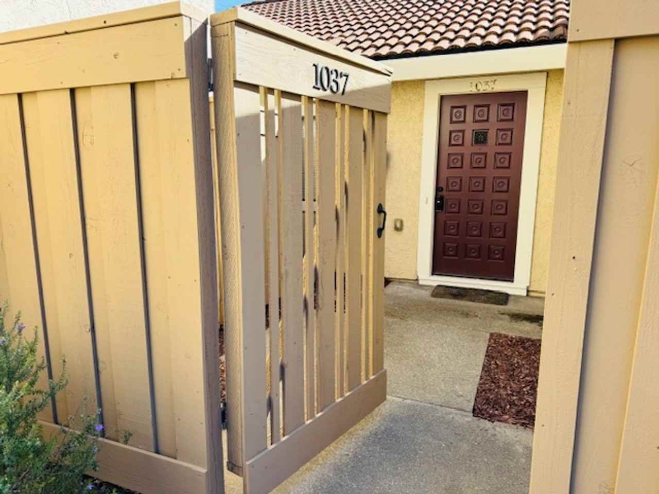 1037 Northoak Dr - Photo 2 of 29