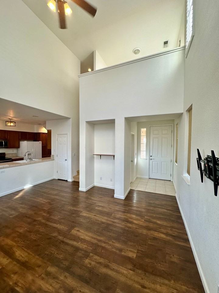 9227 Lone Wolf Cir - Photo 3 of 28