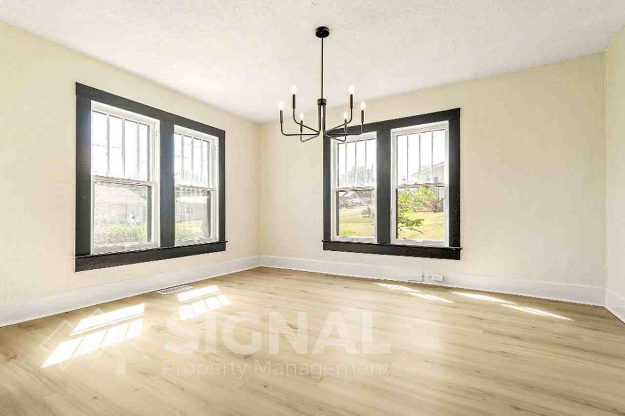 425 Oak St - Photo 4 of 23