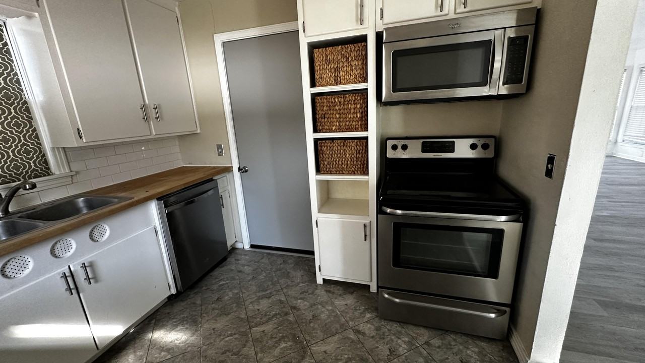 3226 N Nesbitt Ave - Photo 3 of 10