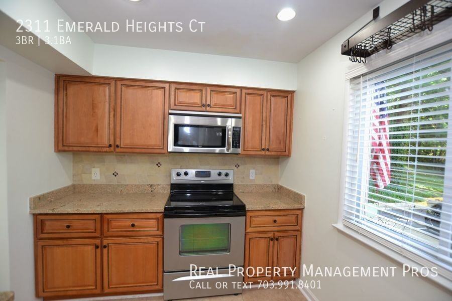 2311 Emerald Heights Ct - Photo 2 of 33