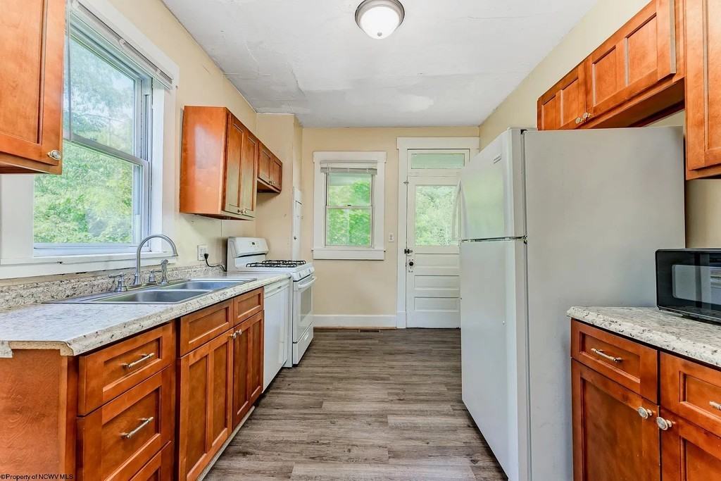 565 Brockway Ave #A - Photo 4 of 21