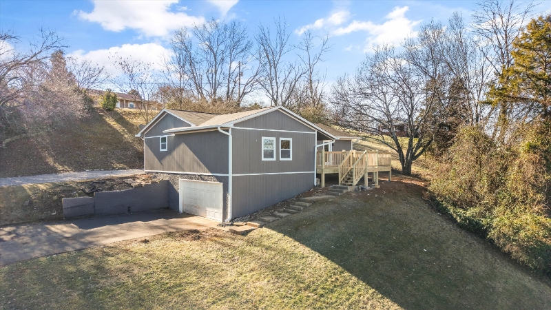 305 Iroquois Ln - Photo 2 of 46