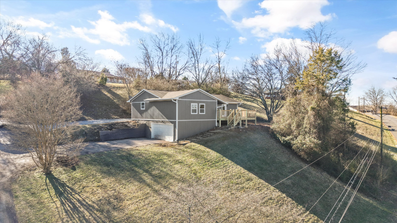 305 Iroquois Ln - Photo 3 of 46