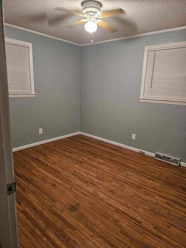 1421 Woodhaven Rd - Photo 4 of 9