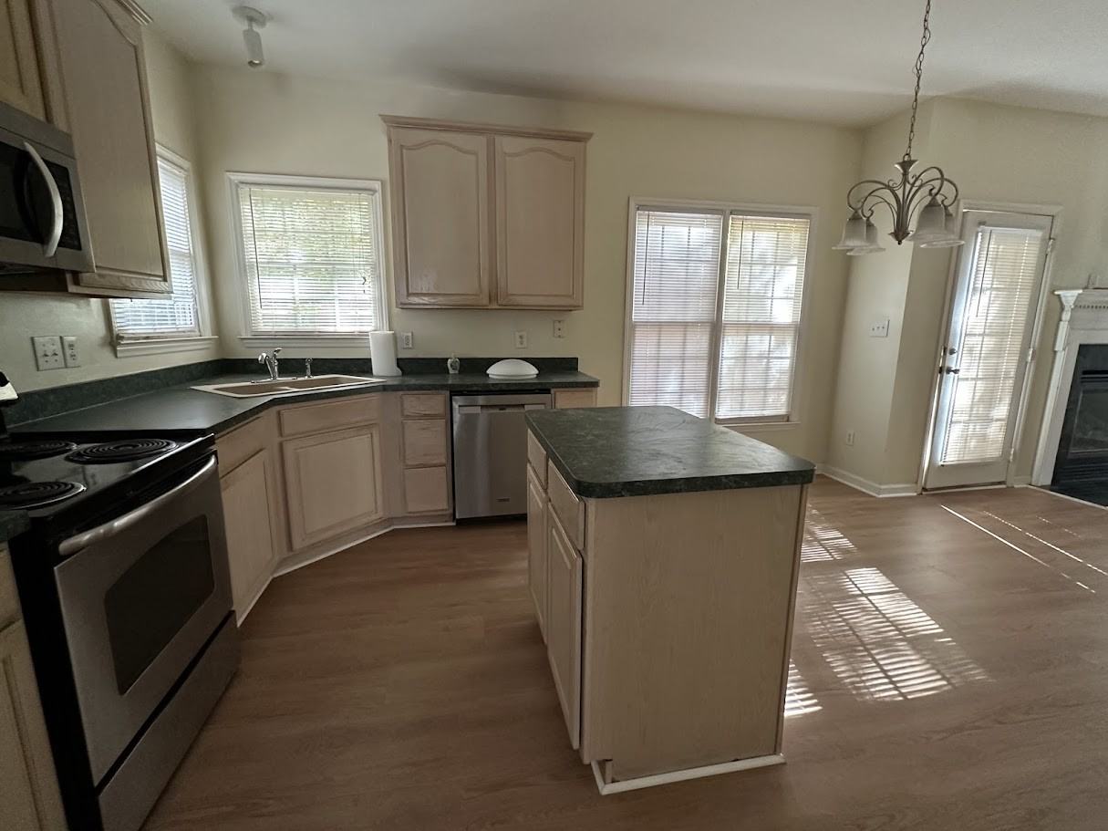 412 Silvergrove Dr - Photo 3 of 15