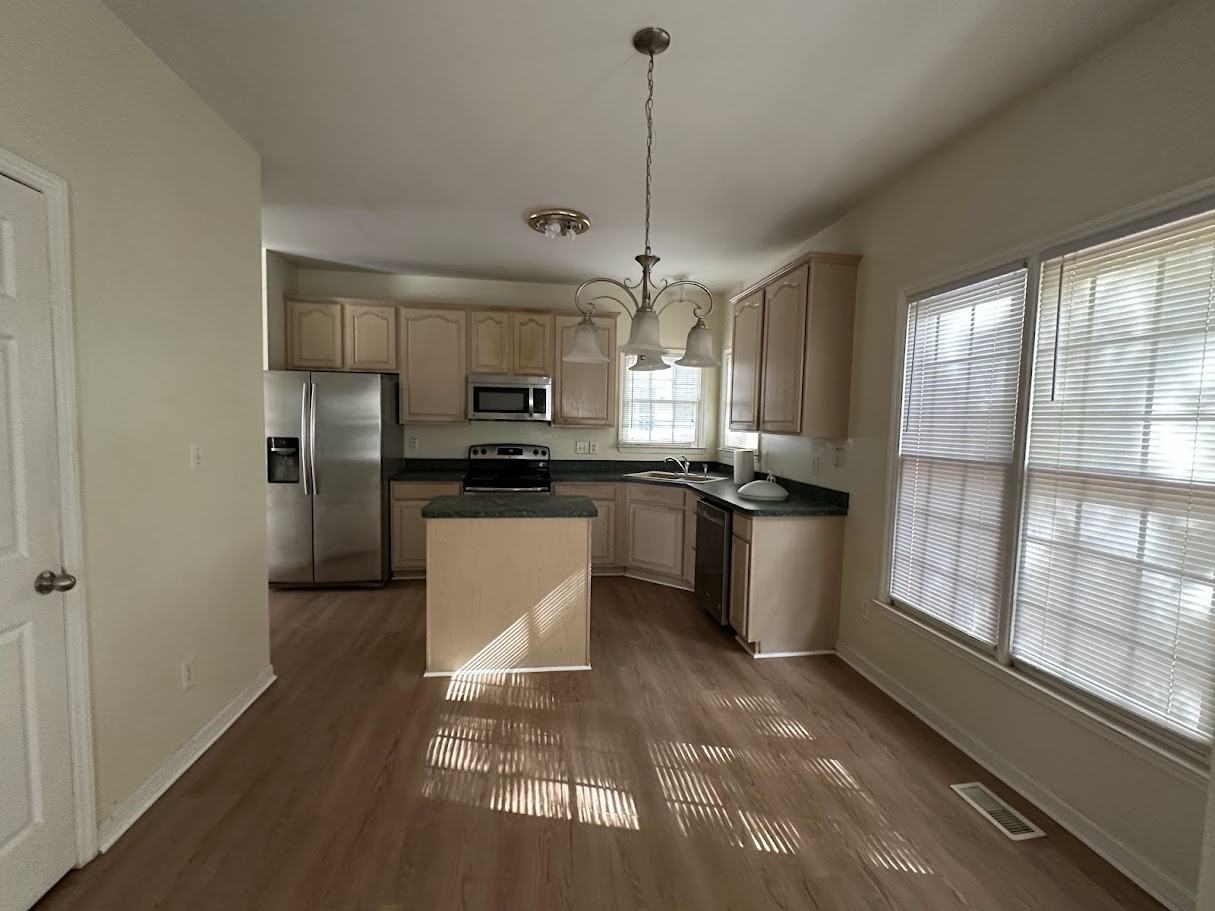 412 Silvergrove Dr - Photo 4 of 15