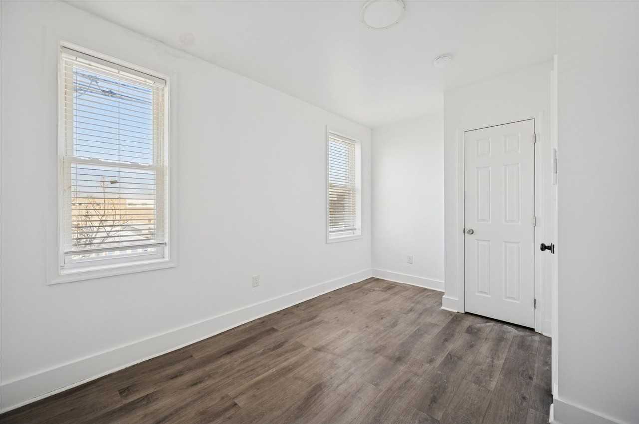 6143 Glenmore Ave - Photo 7 of 14