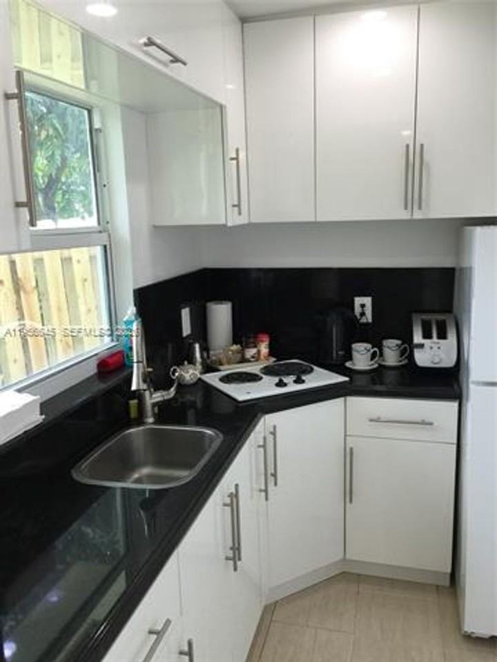 223 Sw 10th St #223 - Photo 3 of 50