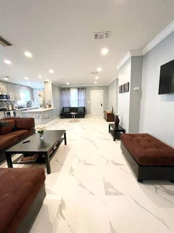 223 Sw 10th St #223 - Photo 4 of 50