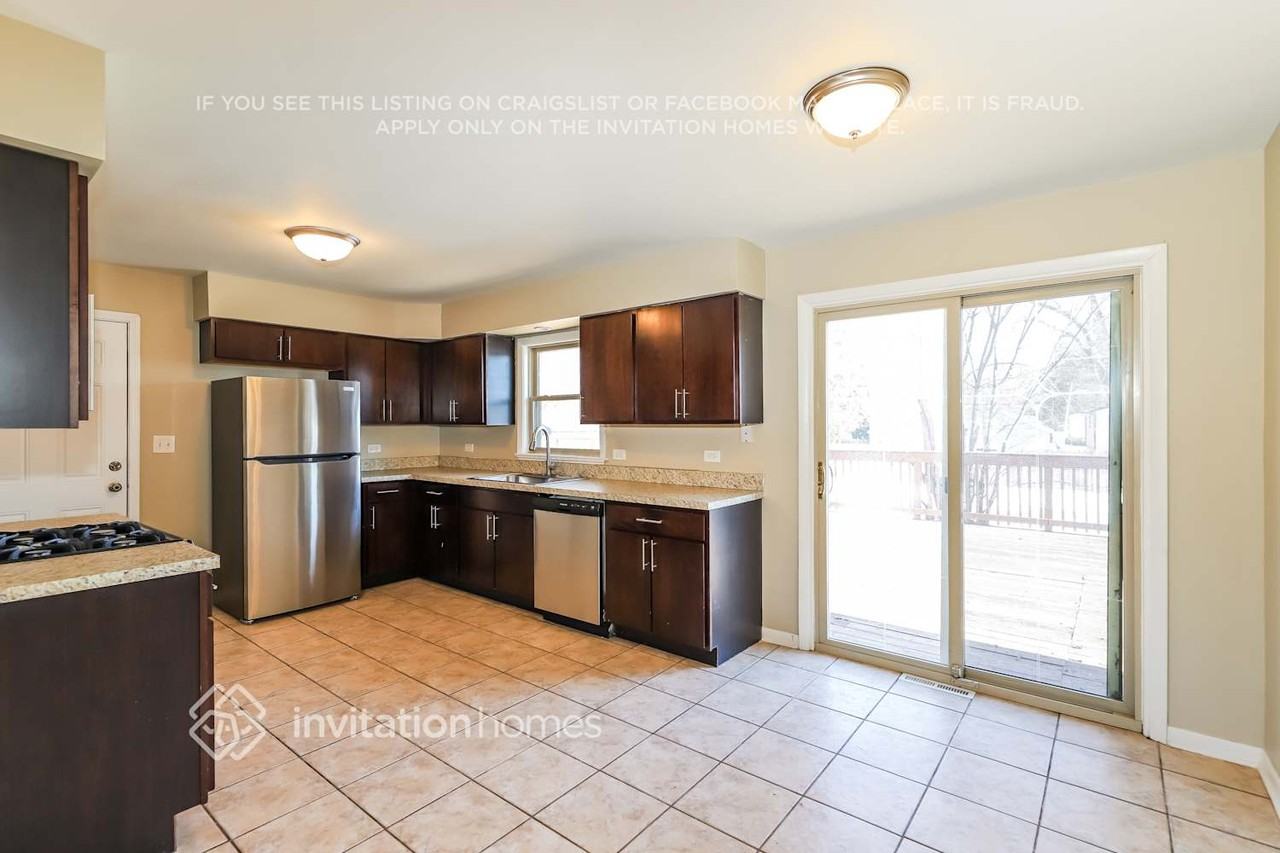 445 N Douglas Ave - Photo 6 of 18